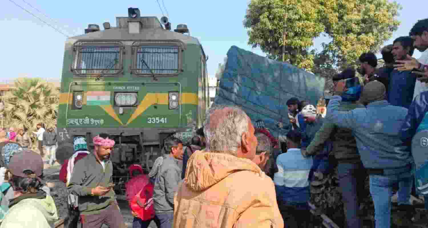Train services on the Jasidih–Asansol line were disrupted for two hours after the Gonda–Asansol Express hit a truck in Jharkhand’s Deoghar district