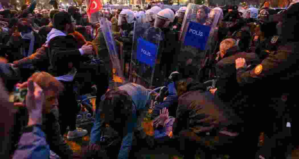 Turkish riot police clash with university students demonstrating in front of the İstanbul municipality building in Saraçhane during a demonstration against the detention of İstanbul Mayor Ekrem İmamoğlu in Istanbul on March 20, 2025.