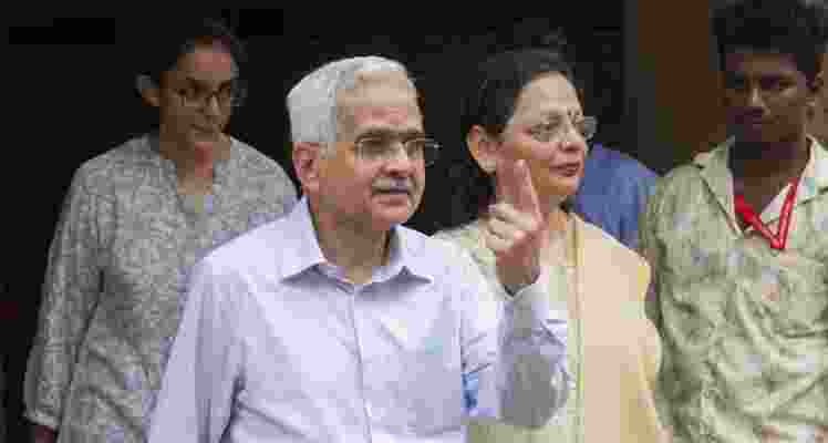 As the curtains drew close on the final phase of the general elections in Maharashtra, voter turnout stood at a modest 15.93 per cent by 11 am on Monday, according to poll authorities.