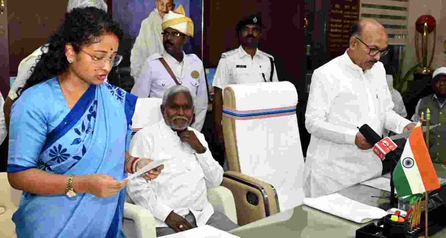 Kalpana Soren takes oath as member of Jharkhand Legislative Assembly at State Assembly in Ranchi on Monday.
