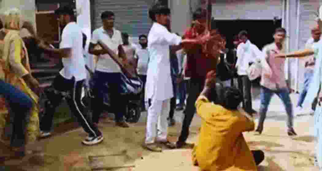 A group of cow vigilantes beat two migrant youths in Charkhi, Dadri, Haryana. 