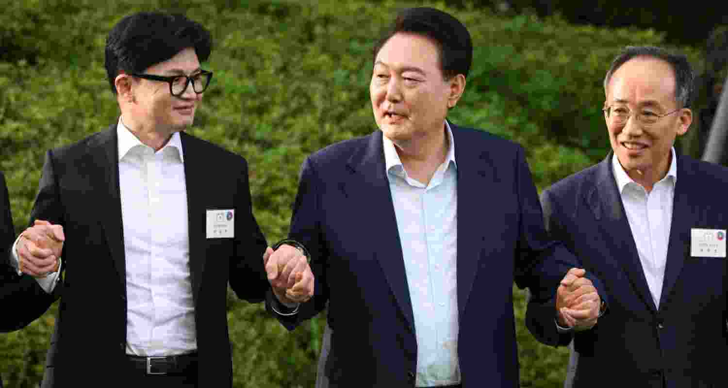 Impeached president Yoon Suk Yeol to face arrest by deadline.