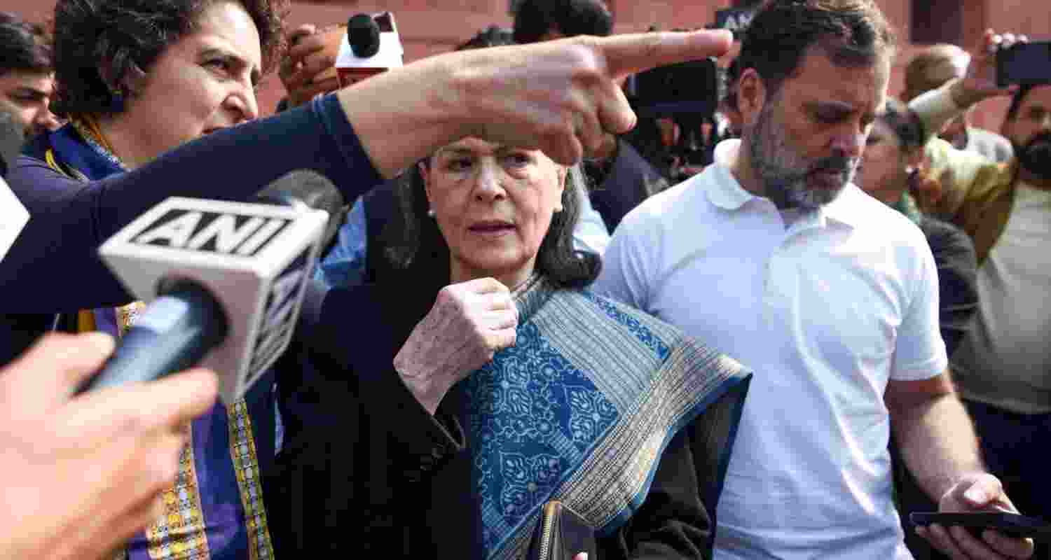 Sonia Gandhi, Rahul Gandhi booked for comments over President's Budget speech.