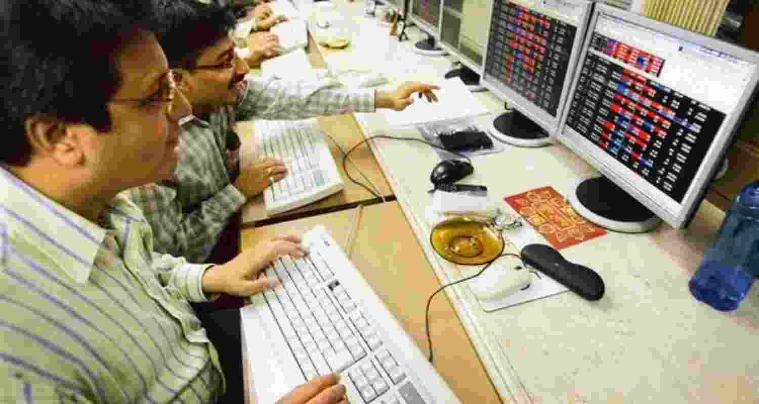 Indian markets recover losses as banking stocks rally.