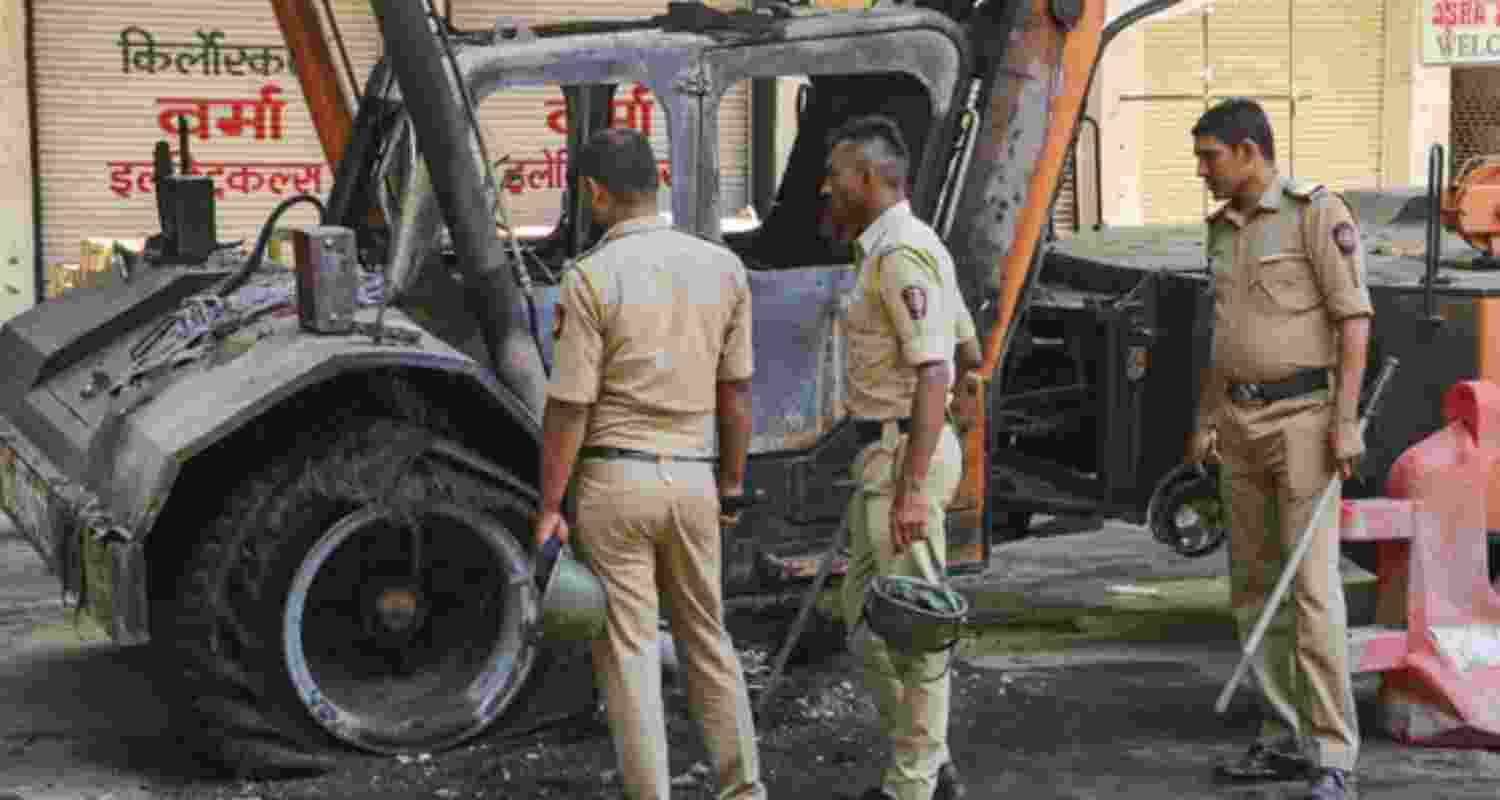 33 police injured in Nagpur unrest over Aurangzeb tomb.