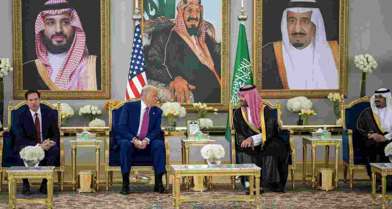 Trump to discuss Israel withdrawal and Gaza rebuilding plan.