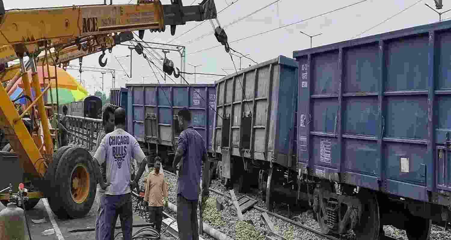 Ten wagons derail near Kanarowan halting rail movement.