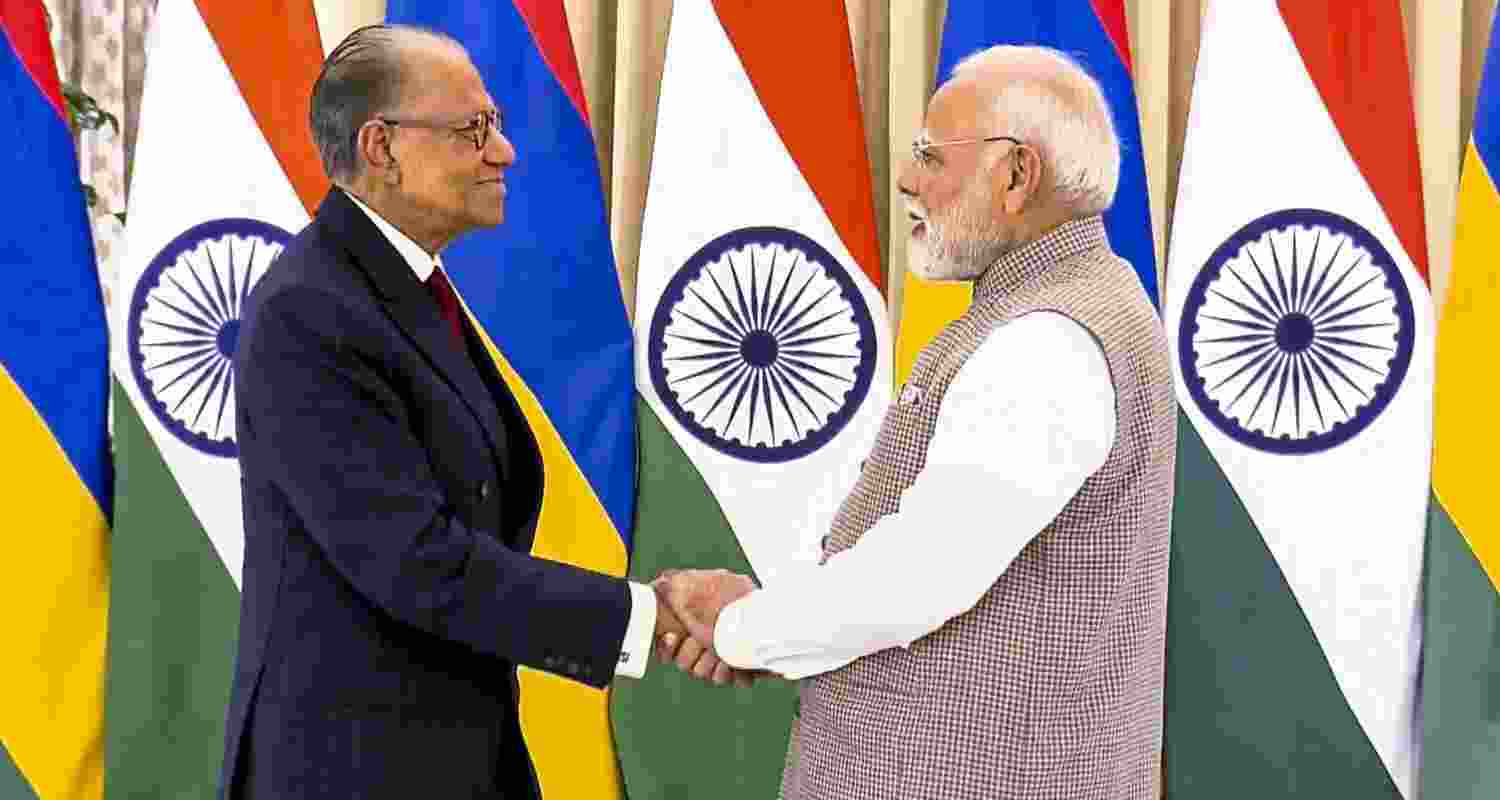 PM Modi and PM Ramgoolam review India Mauritius partnership in Kashi.