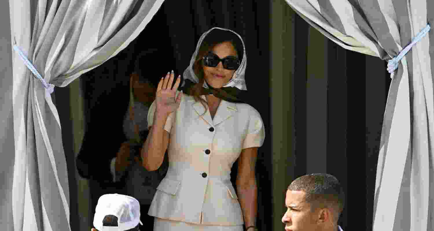 Dressed in a short-sleeved, cream, fitted skirt suit, Sánchez looked resplendent as she boarded a motor boat for the island of San Giorgio Maggiore