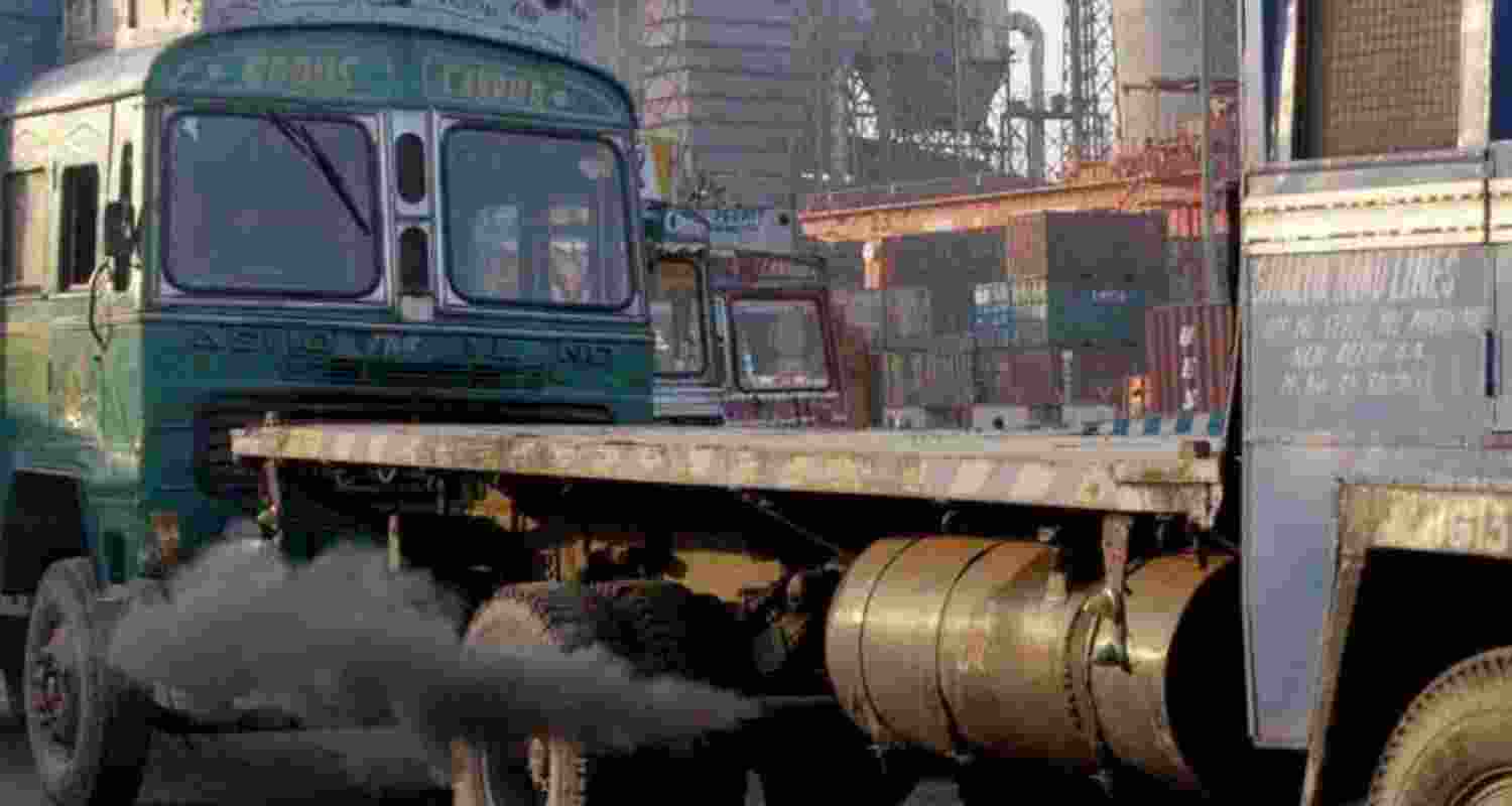 Delhi to ban entry of old, polluting vehicles from Nov 1