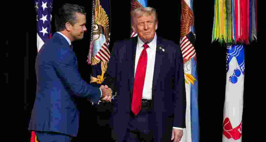 US President Donald Trump (R) and Defence Secretary Pete Hegseth (L). 