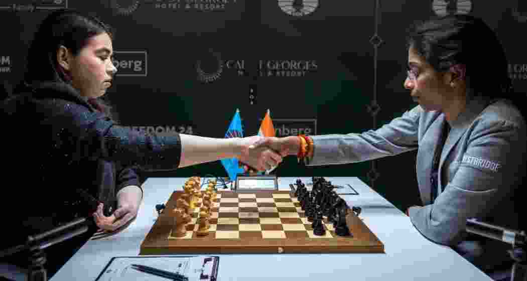 Vaishali (R), capitalised on an error by Goryachkina. (Photo: FIDE)