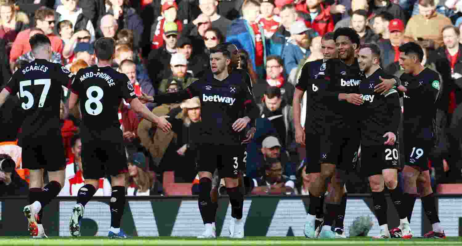 West Ham defeated Arsenal and strengthened their claim to the English premier league title.
