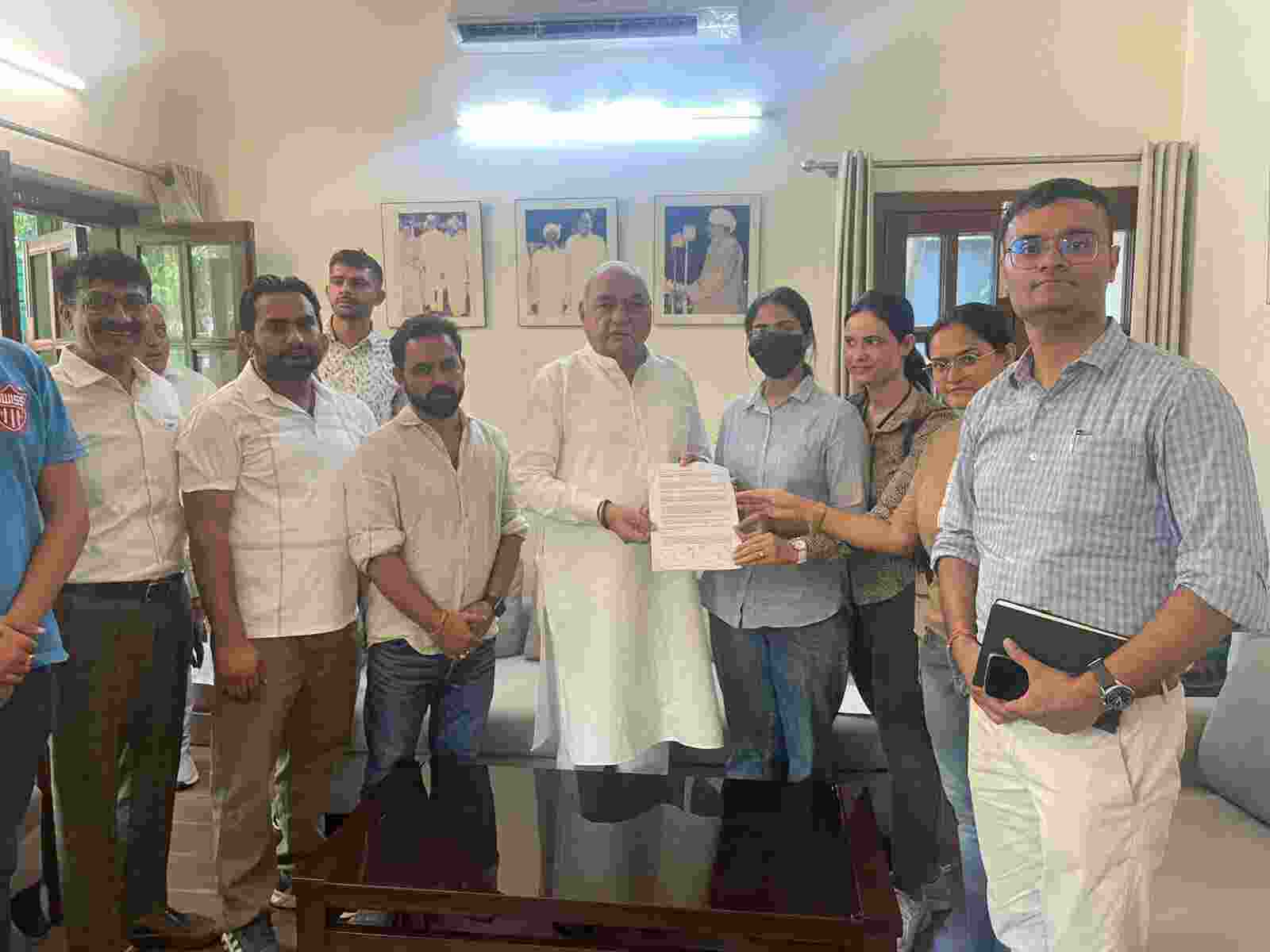 Former Haryana CM Bhupinder Singh Hooda with HPSC candidates
