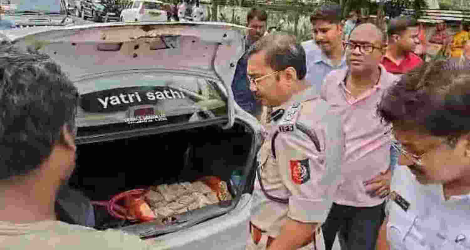₹25 Lakh seized from cab in Kolkata ahead of state polls