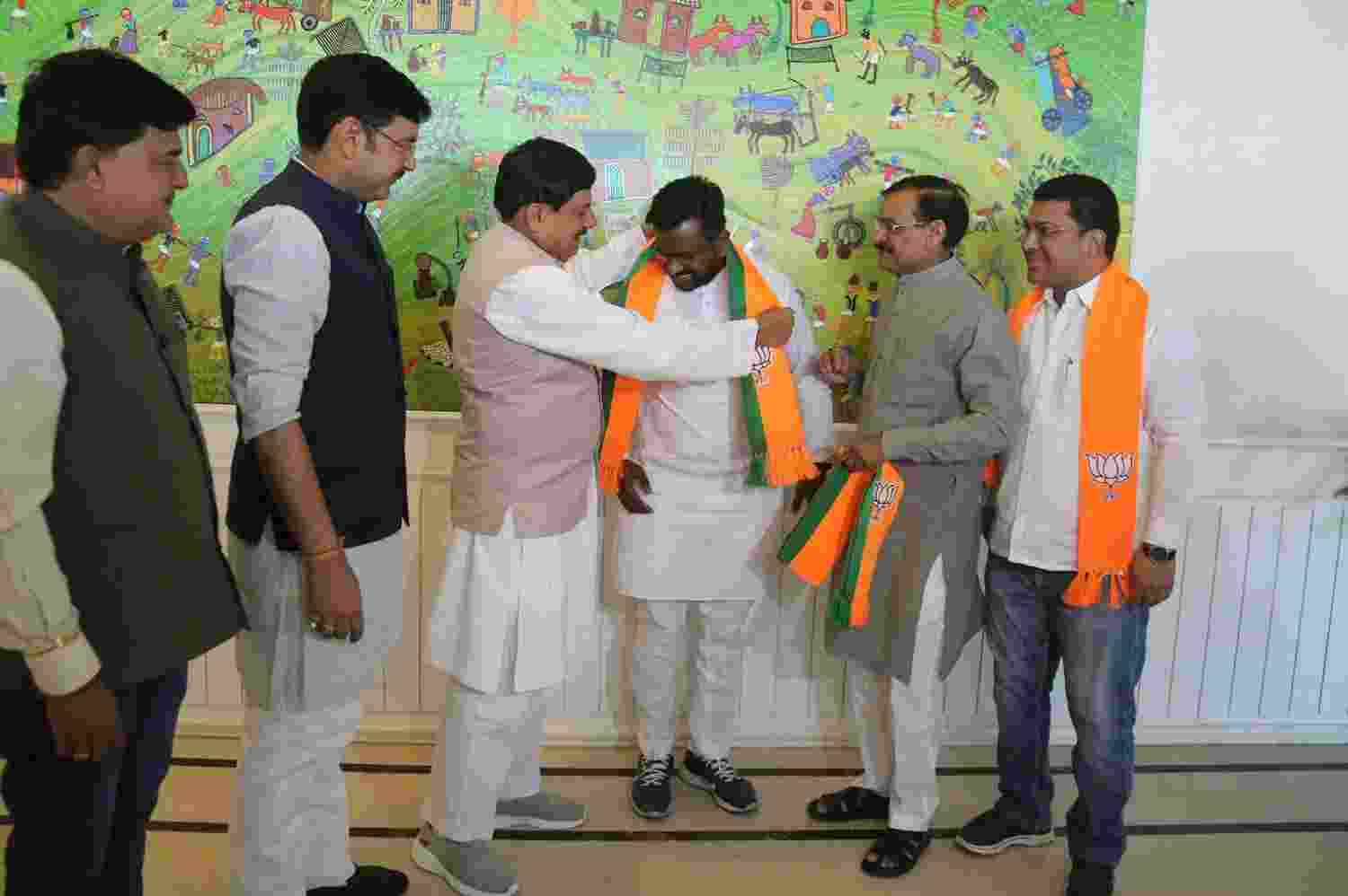 Congress hit hard in MP as Chhindwara mayor Joins BJP, threatens Kamal Nath's stronghold Congress hit hard in MP as Chhindwara mayor Joins BJP, threatens Kamal Nath's stronghold