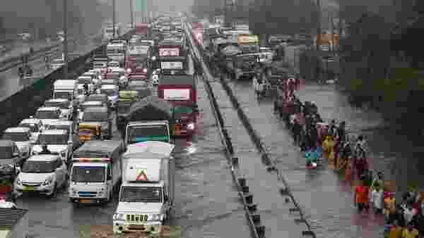 The Ministry of Road Transport and Highways expects to construct between 12,000 km and 13,000 km of national highways in 2023-24 against the target of 13,813 km, a top official said on Friday. The Ministry of Road Transport and Highways expects to construct between 12,000 km and 13,000 km of national highways in 2023-24 against the target of 13,813 km, a top official said on Friday.