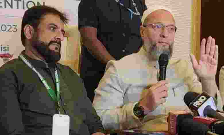 AIMIM offers to join hands with MVA 'to defeat BJP' in Maha polls AIMIM offers to join hands with MVA 'to defeat BJP' in Maha polls