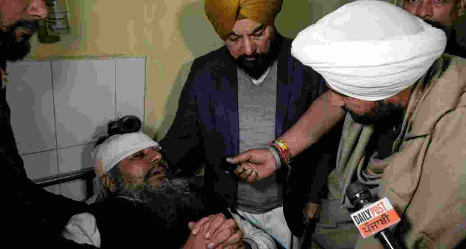 Punjab Congress leader Amrinder Singh Warring meets injured farmers at Rajpura government Hospital. Punjab Congress leader Amrinder Singh Warring meets injured farmers at Rajpura government Hospital.