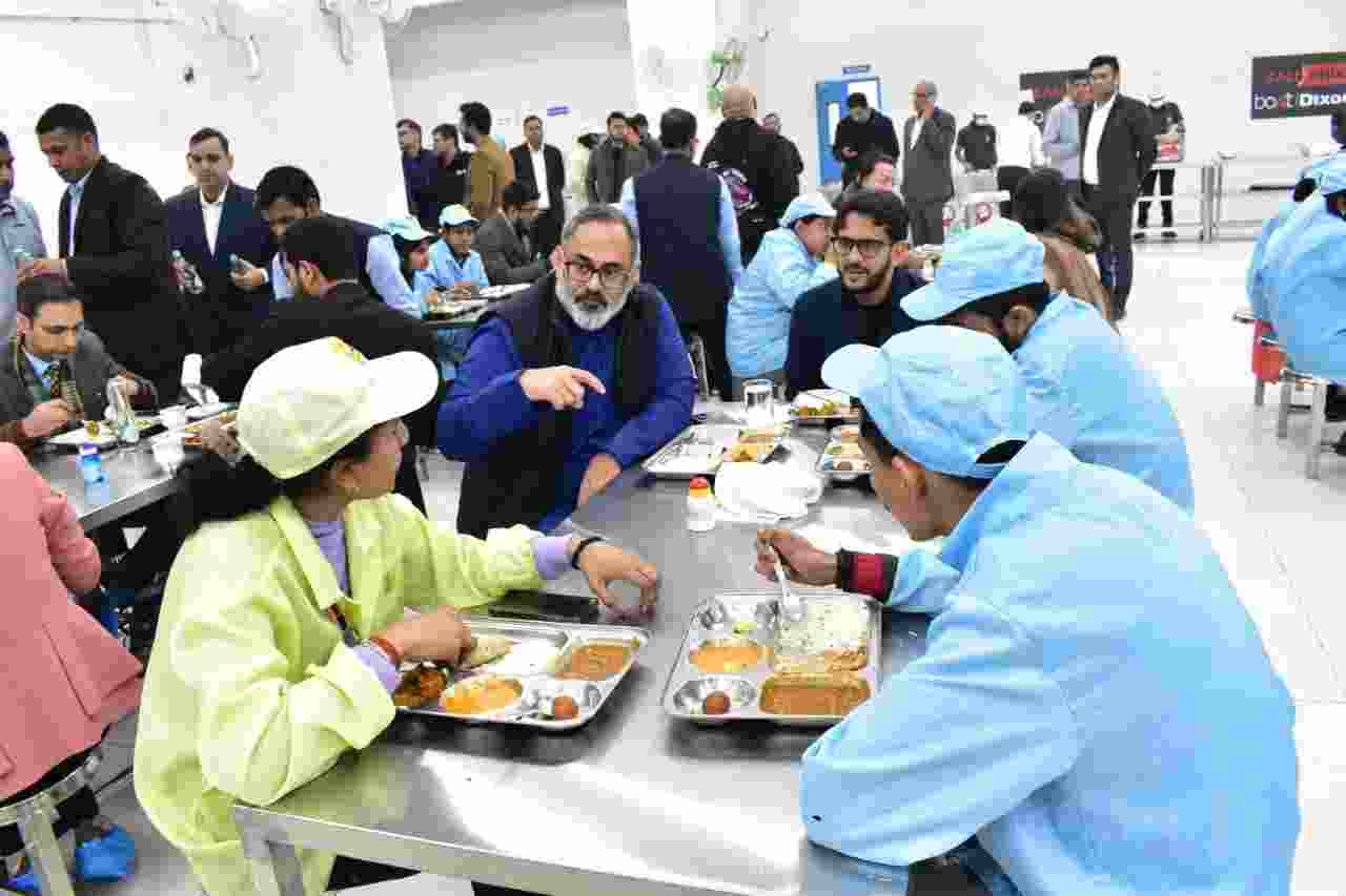 Minister Rajeev Chandrasekhar invites Young Indians to MeitY, accompanies them to boAt’s manufacturing unit in Noida Minister Rajeev Chandrasekhar invites Young Indians to MeitY, accompanies them to boAt’s manufacturing unit in Noida