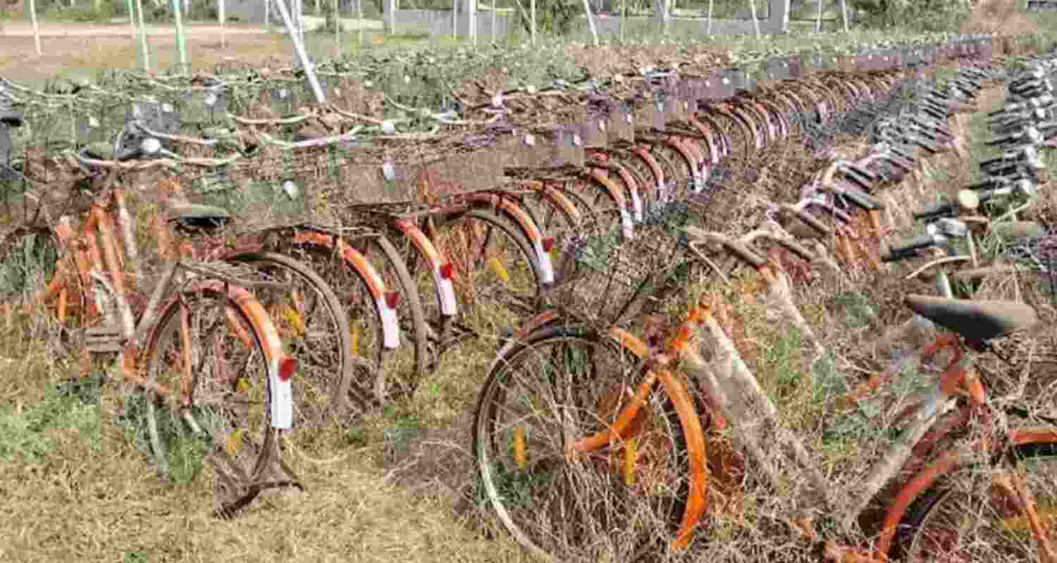 Gujarat: Cong leaders flash 'cycle scam' of BJP worth ₹8 cr. Gujarat: Cong leaders flash 'cycle scam' of BJP worth ₹8 cr.