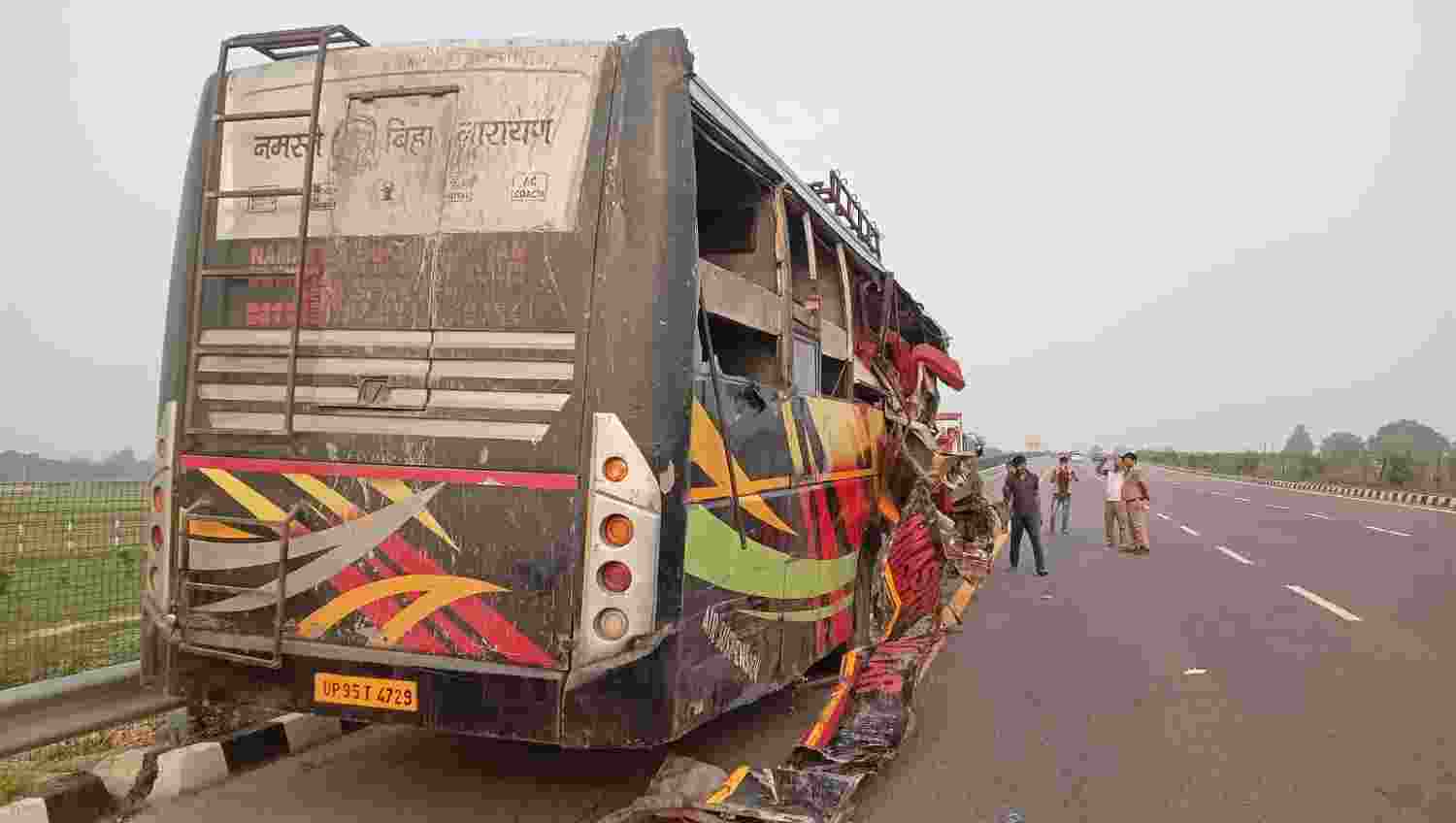 18 dead, 19 injured in UP bus-milk tanker collision 18 dead, 19 injured in UP bus-milk tanker collision