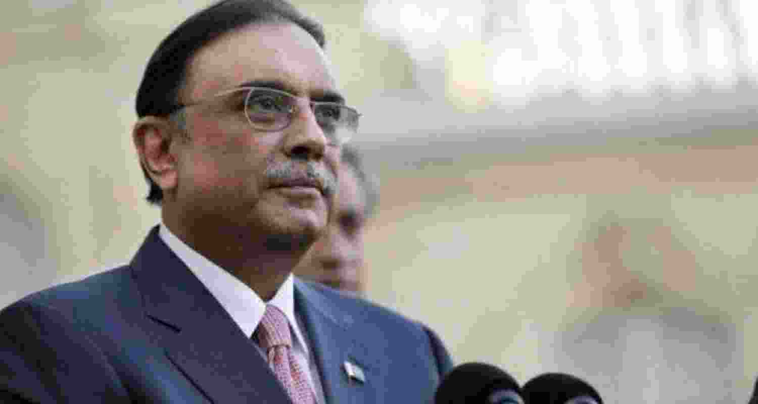 Asif Ali Zardari speaking to the press Asif Ali Zardari speaking to the press