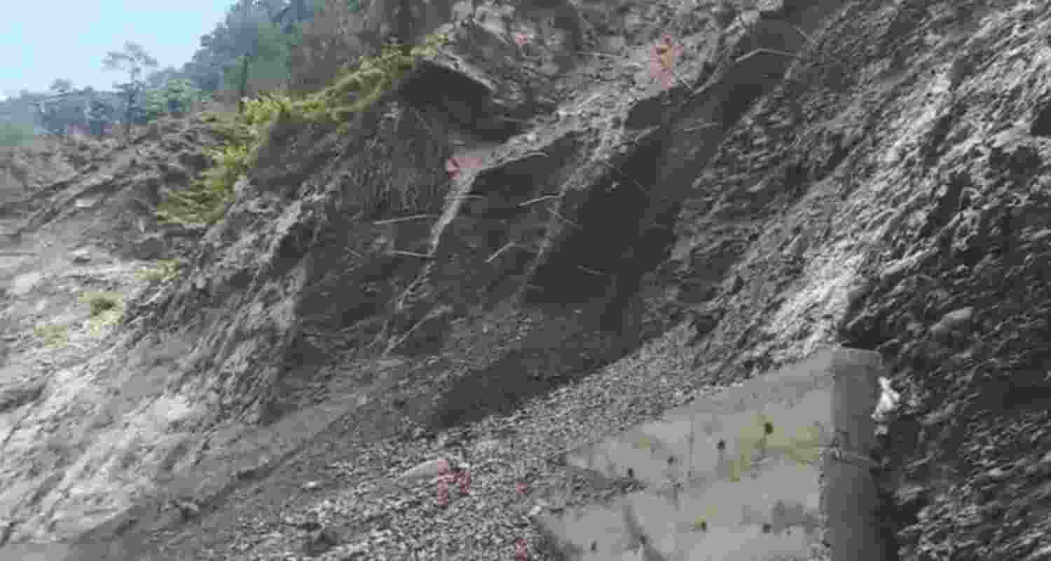 Badrinath National Highway blocked near Pipalkoti due to heavy rainfall and landslide debris. Badrinath National Highway blocked near Pipalkoti due to heavy rainfall and landslide debris.