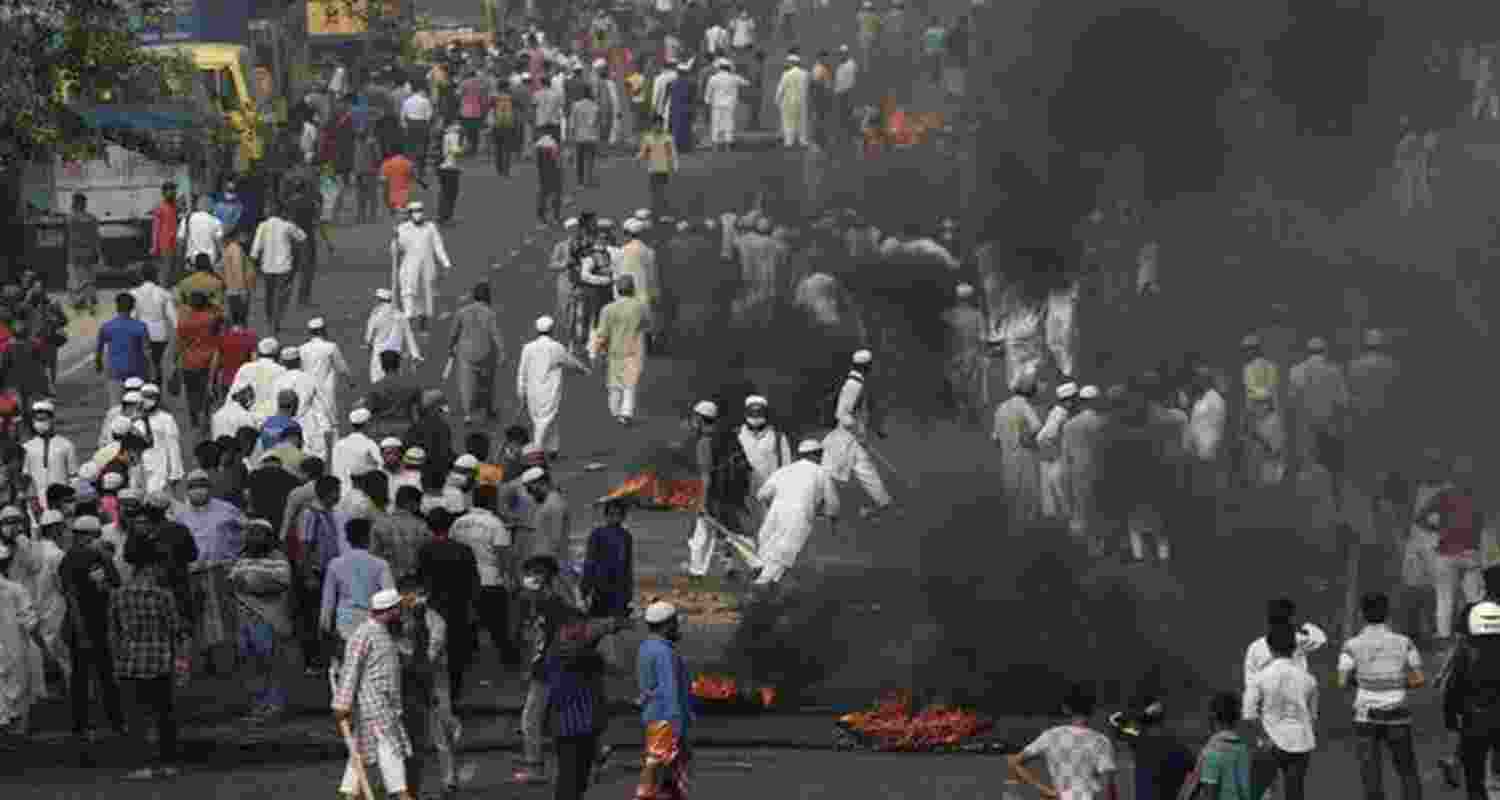 Hefazat-e-Islam activists burn tyres to block traffic in Narayanganj, on March 28, 2021. File photo. Hefazat-e-Islam activists burn tyres to block traffic in Narayanganj, on March 28, 2021. File photo.