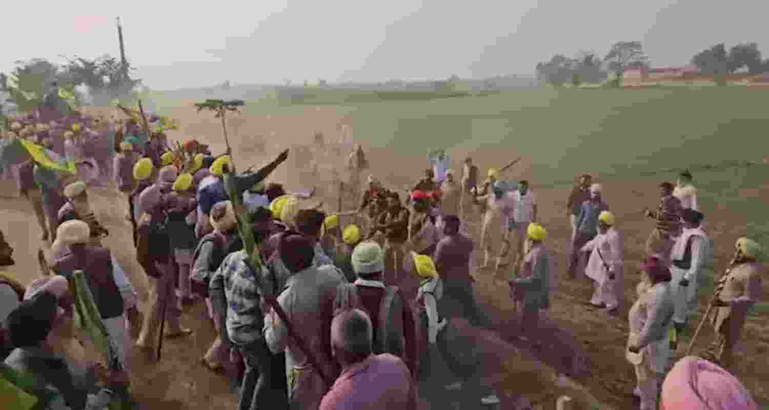 Over 50 farmers block Batala officials; 6 injured in clash Over 50 farmers block Batala officials; 6 injured in clash