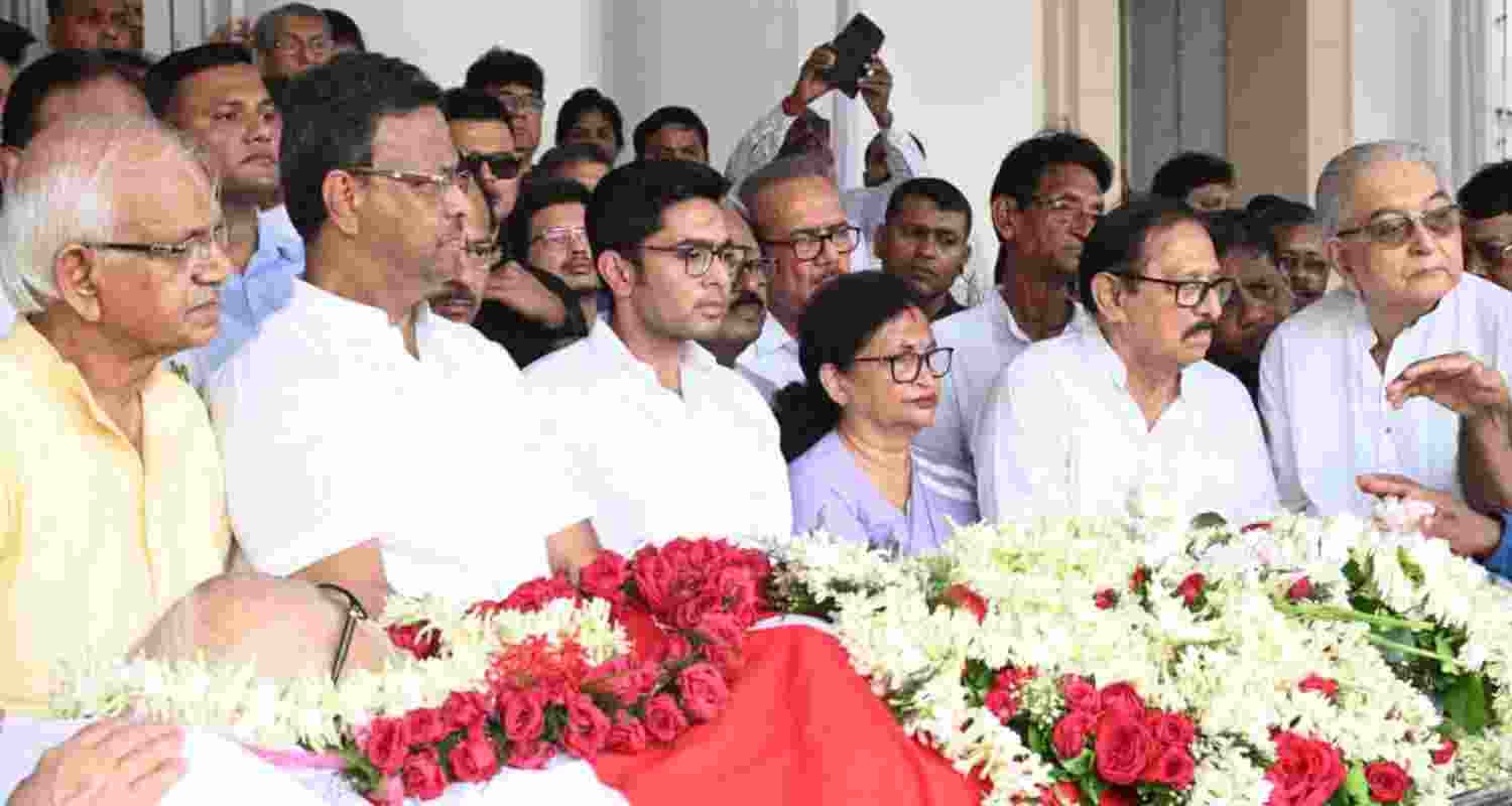 Ministers pay tribute to former WB CM Buddhadeb Bhattacharjee
Ministers pay tribute to former WB CM Buddhadeb Bhattacharjee