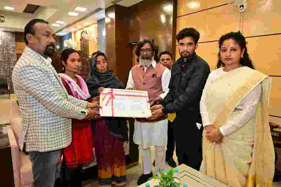 Jharkhand Chief Minister Hemant Soren hands over appointment letter to kin of a martyred Agniveer Jawan in Ranchi on Thursday. Jharkhand Chief Minister Hemant Soren hands over appointment letter to kin of a martyred Agniveer Jawan in Ranchi on Thursday.
