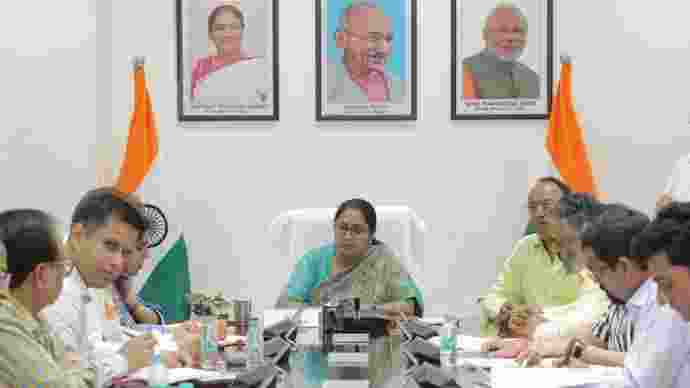 Husband in meetings:Delhi CM facing 'nepotism' allegations of AAP Husband in meetings:Delhi CM facing 'nepotism' allegations of AAP