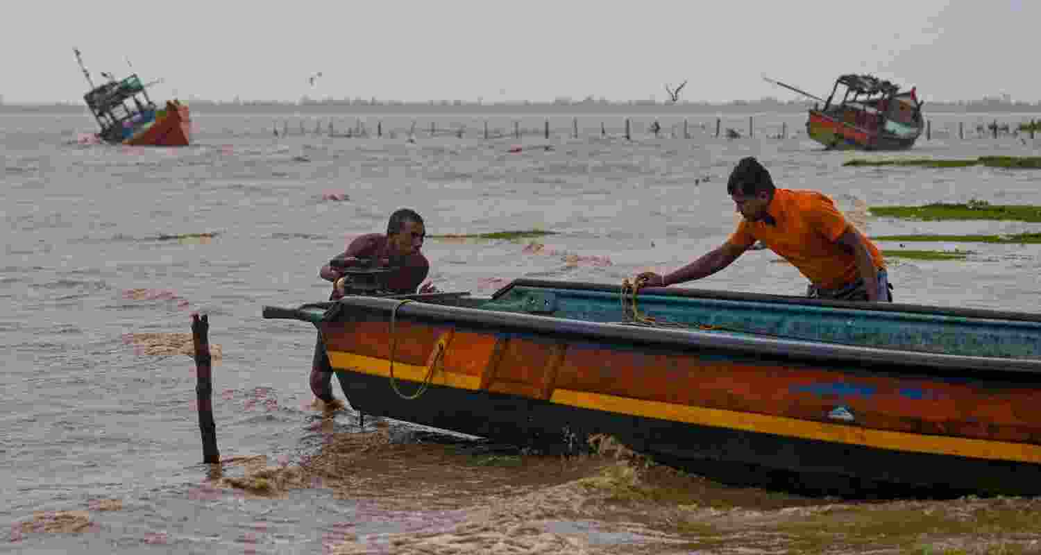 Severe cyclone 'Dana' begins landfall on Odisha coast: IMD Severe cyclone 'Dana' begins landfall on Odisha coast: IMD