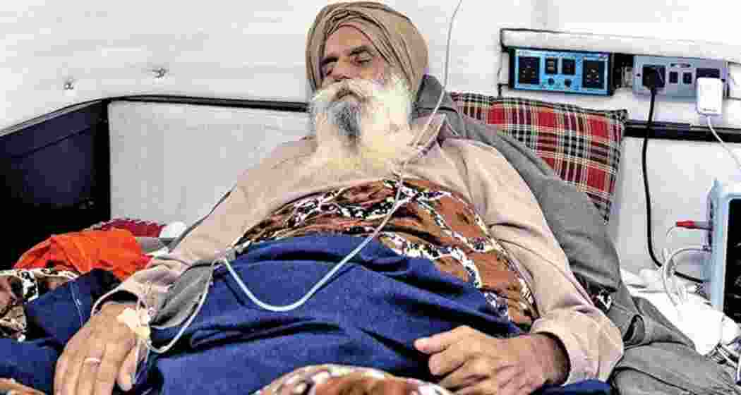 Farmer leader Jagjit Singh Dallewal receives medical aid. Farmer leader Jagjit Singh Dallewal receives medical aid.