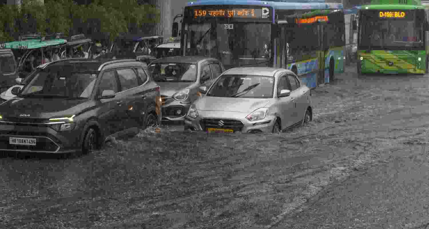 Delhi on red alert amid heavy showers, waterlogging Delhi on red alert amid heavy showers, waterlogging