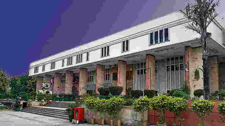 Delhi HC raps litigants for 'imaginary story', slaps Rs 50k fine Delhi HC raps litigants for 'imaginary story', slaps Rs 50k fine
