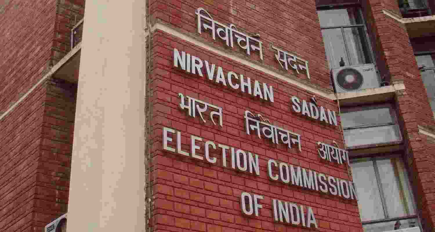 EC suspends 5 Bengal police officers, including an IPS, over poll misconduct; warns SP ahead of phase 2 voting, signals zero tolerance on bias. EC suspends 5 Bengal police officers, including an IPS, over poll misconduct; warns SP ahead of phase 2 voting, signals zero tolerance on bias.