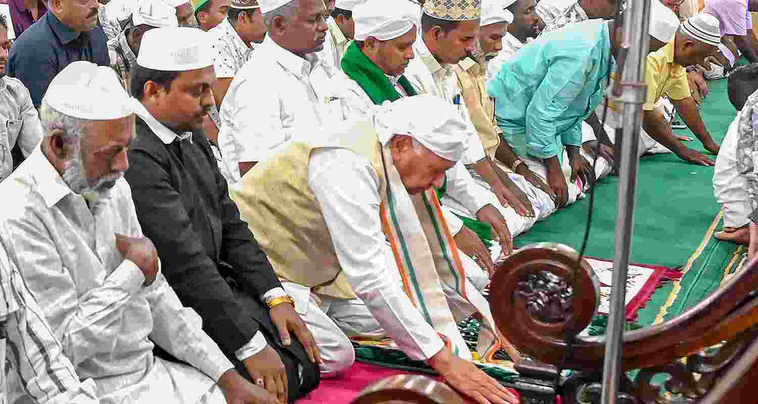 Kerala Governor Arif Mohammed Khan joins people in offering ‘namaz’, at the Beemapally Dargah Shareef, in Thiruvananthapuram Kerala Governor Arif Mohammed Khan joins people in offering ‘namaz’, at the Beemapally Dargah Shareef, in Thiruvananthapuram