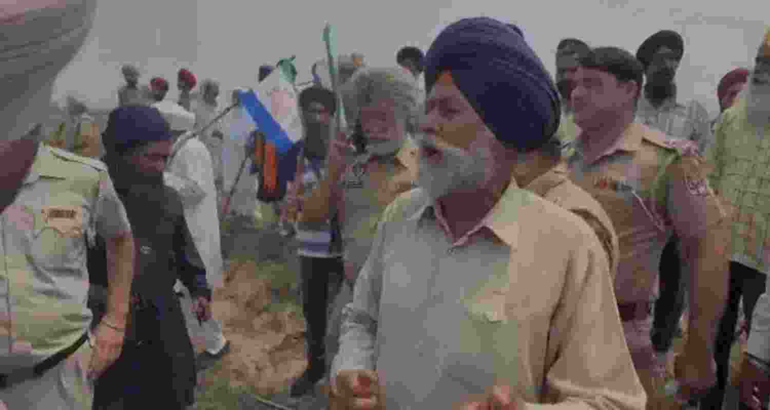 Face-off between farmers and administration over land acquisition in Gurdaspur's village. Face-off between farmers and administration over land acquisition in Gurdaspur's village.
