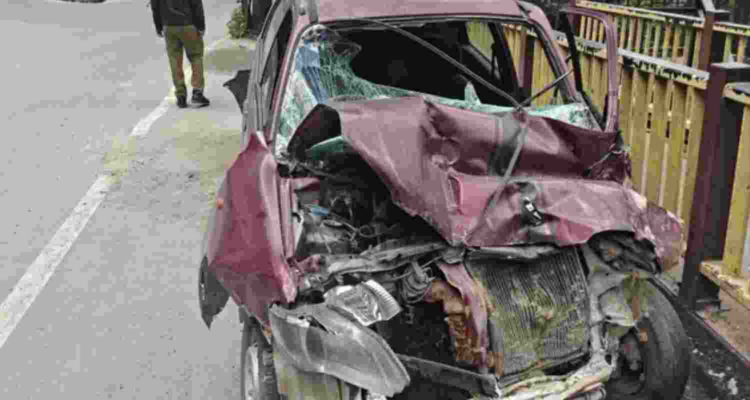 Fatal crash in Shimla leaves two police constables dead. Fatal crash in Shimla leaves two police constables dead.