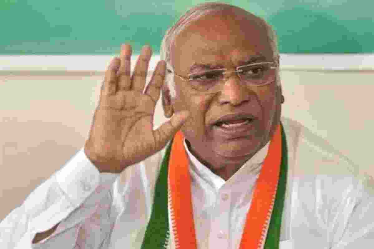 Congress slams Modi govt's economy white paper as 'white lie paper', demands transparency on unemployment, demonetization, border tensions, and Manipur.
Congress slams Modi govt's economy white paper as 'white lie paper', demands transparency on unemployment, demonetization, border tensions, and Manipur.