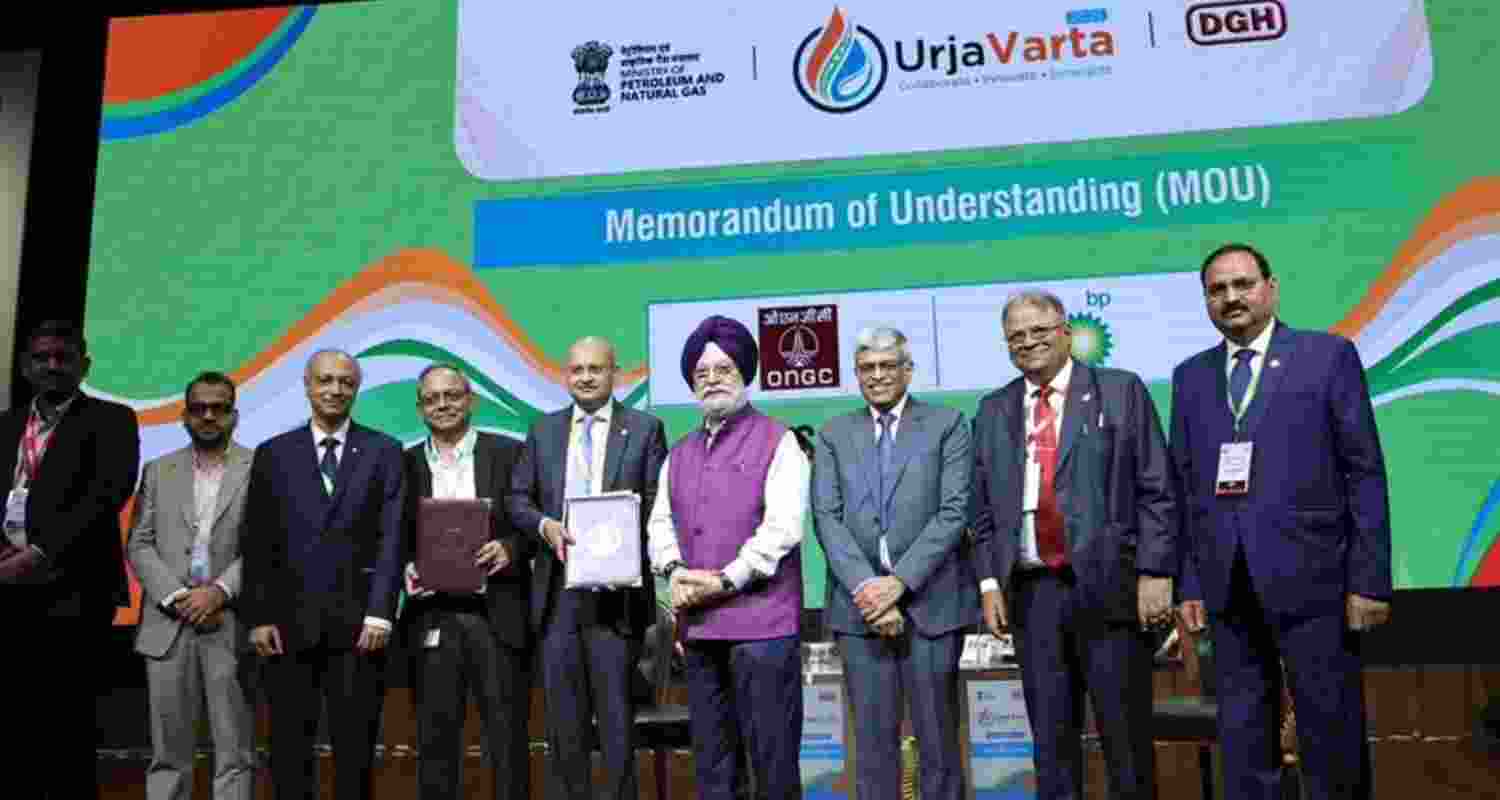 Minister of Petroleum and Natural Gas, Hardeep Singh Puri (fourth from right) with officials of ONGC and bp India Minister of Petroleum and Natural Gas, Hardeep Singh Puri (fourth from right) with officials of ONGC and bp India
