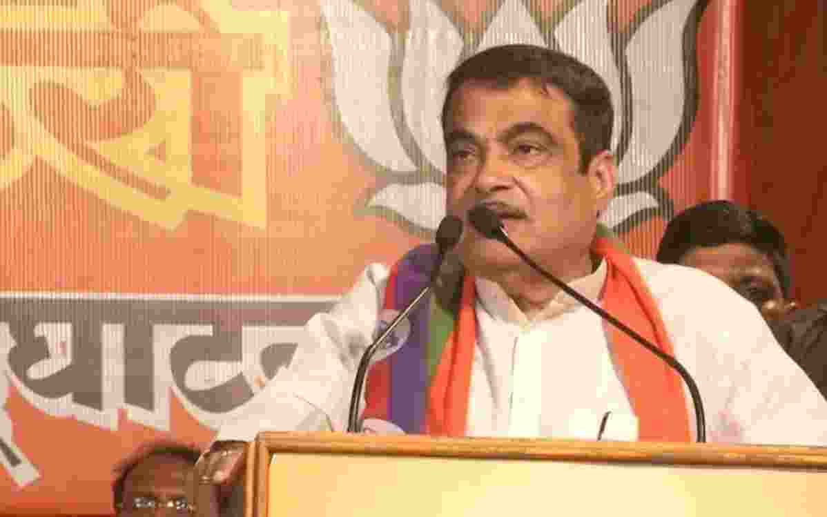 The source of at least 40 per cent air pollution in the capital city is the burning of transport fuel, Gadkari said, adding that there’s an urgent need to switch to renewable energy sources, such as biofuel and other alternate fuels The source of at least 40 per cent air pollution in the capital city is the burning of transport fuel, Gadkari said, adding that there’s an urgent need to switch to renewable energy sources, such as biofuel and other alternate fuels