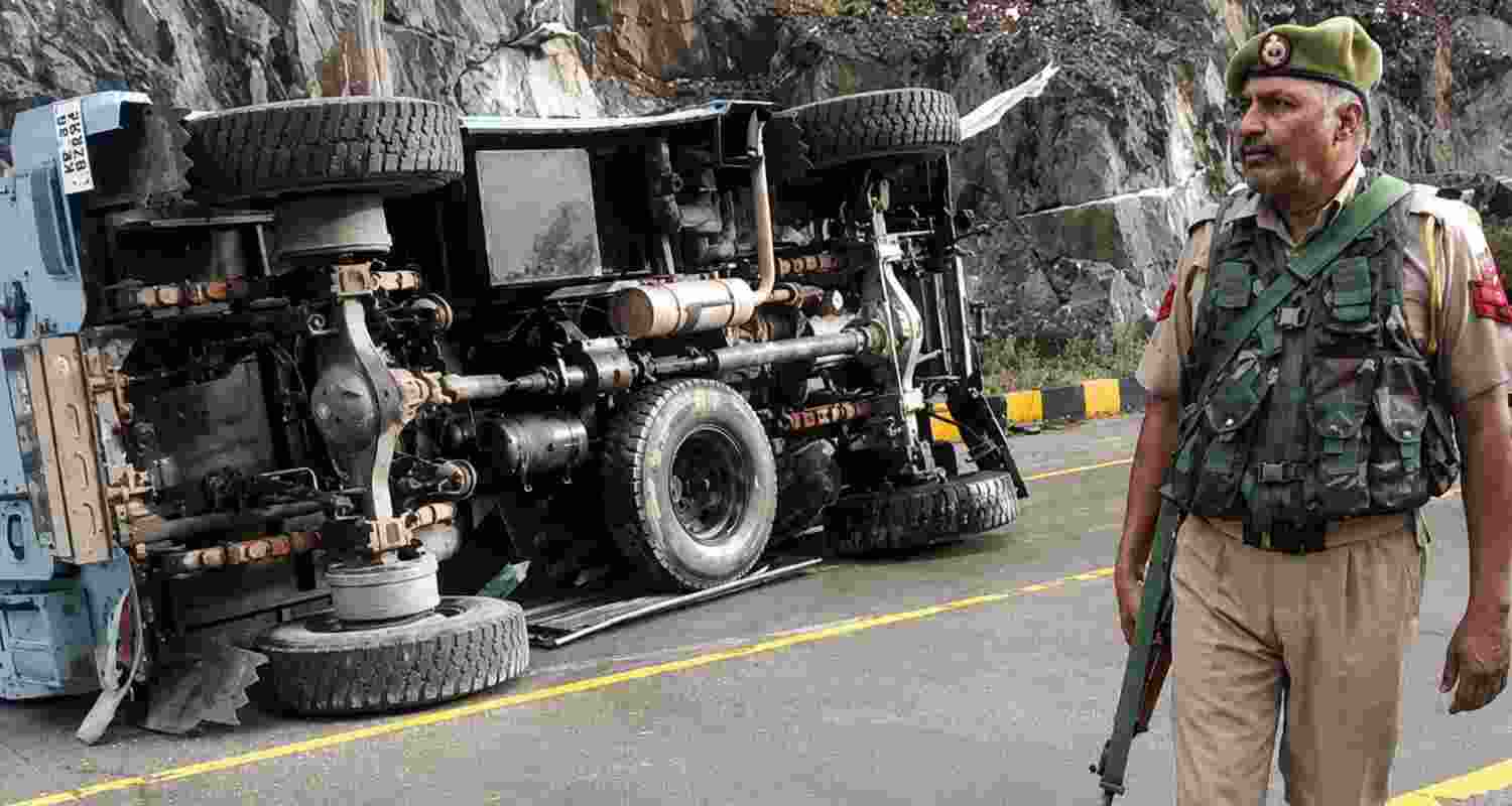 Six CRPF personnel were injured after their vehicle skidded off the road near the Sonamarg-Leh highway in Jammu and Kashmir's Ganderbal district. Six CRPF personnel were injured after their vehicle skidded off the road near the Sonamarg-Leh highway in Jammu and Kashmir's Ganderbal district.