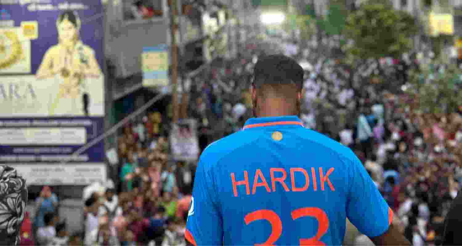 Over 3.5 Lakh Fans Cheer Hardik Pandya in Vadodara Parade. Over 3.5 Lakh Fans Cheer Hardik Pandya in Vadodara Parade.