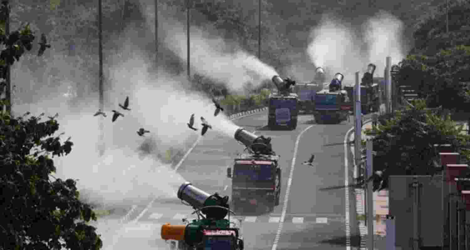Anti-smog Guns To Curb Dust Pollution Across Delhi Areas. Anti-smog Guns To Curb Dust Pollution Across Delhi Areas.