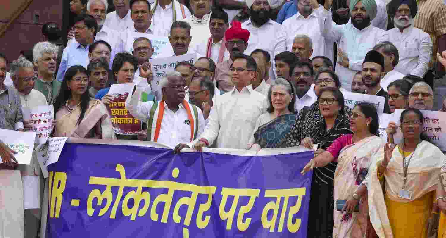 'Loktantra' vs 'Loktantar' row BJP mocks INDIA bloc for banner mistake. 'Loktantra' vs 'Loktantar' row BJP mocks INDIA bloc for banner mistake.