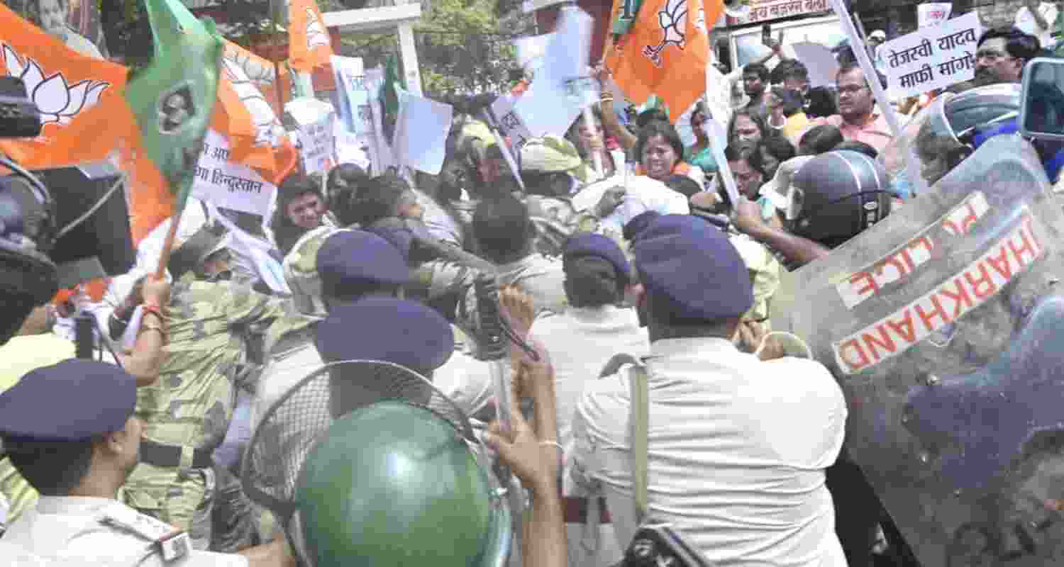 Police, BJP workers clash in Ranchi over anti-PM remark Police, BJP workers clash in Ranchi over anti-PM remark