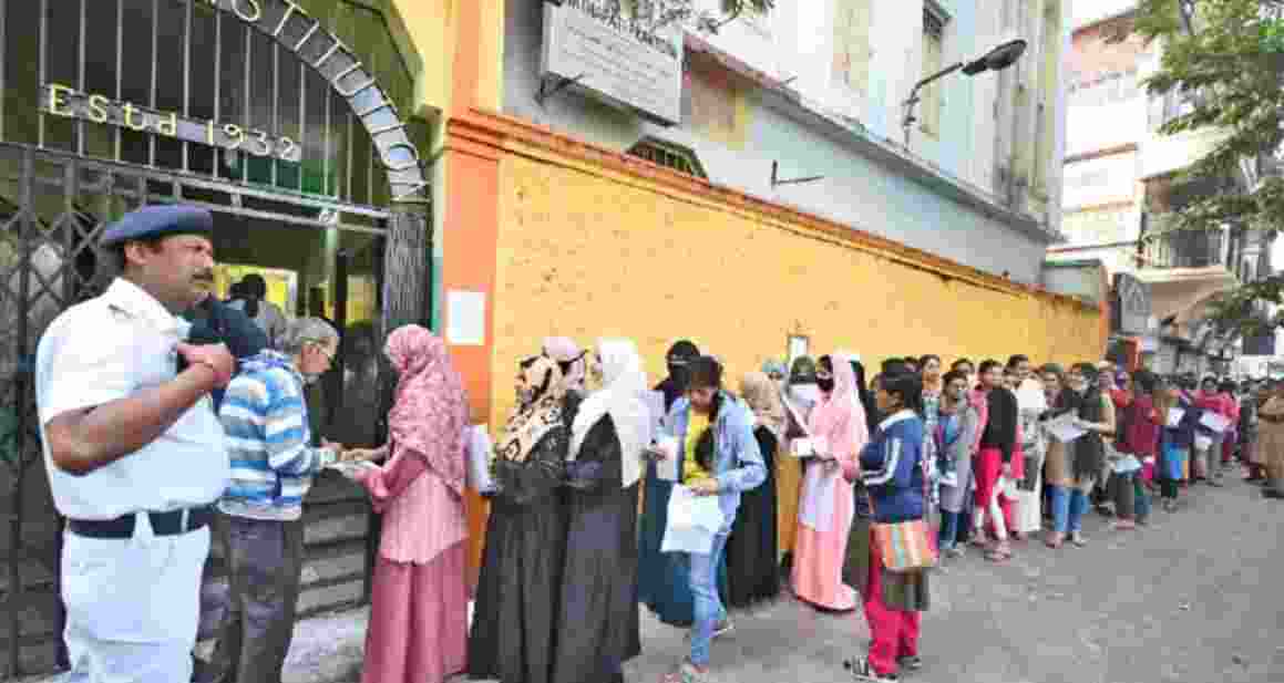 Only 6,754 of the 273,147 candidates who took the test for 13,421 primary teacher posts passed, amounting to a pass rate of just 2.47 per cent. Only 6,754 of the 273,147 candidates who took the test for 13,421 primary teacher posts passed, amounting to a pass rate of just 2.47 per cent.